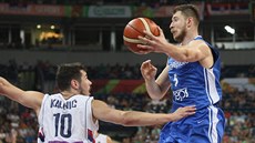 Český basketbalista Patrik Auda si vyskočil nad srbské křídlo Nikolu Kaliniče. Český basketbalista Patrik Auda si vyskočil nad srbské křídlo Nikolu Kaliniče.