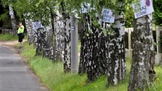 Lidé z okolí zoo vyvsili na stromy varovné cedule, které mají odradit idie...