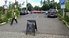 Parkoviště u vchodu do zoo bylo ve čtvrtek dopoledne již plně obsazené. Parkoviště u vchodu do zoo bylo ve čtvrtek dopoledne již plně obsazené.
