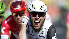 Mark Cavendish triumfálně dojíždí do cíle 6. etapy Tour de France. Mark Cavendish triumfálně dojíždí do cíle 6. etapy Tour de France.