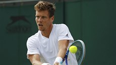 Tomá Berdych bojuje ve druhém kole Wimbledonu proti nmeckému tenistovi...