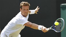 Tenista Tomá Berdych bojuje ve druhém kole Wimbledonu proti Nmci Benjaminu...