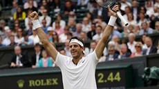 Argentinec Juan Martin Del Potro slaví neekané vítzství nad Stanem Wawrinkou...