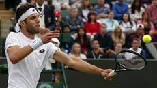 Jií Veselý odehrává balonek v osmifinále Wimbledonu proti Tomái Berdychovi.