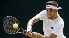 Jií Veselý bojuje v úterní dohrávce osmifinále Wimbledonu proti Tomái...