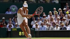 Nmecká tenistka Angelique Kerberová odehrává míek v semifinále Wimbledonu...