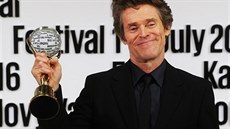 Willem Dafoe pózuje s Kiálovým glóbem, který pevzal z rukou Jiího Bartoky...