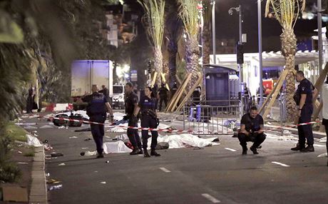 Policejní vyetovatelé ohledávají místo teroristického útoku v Nice. V pozadí...