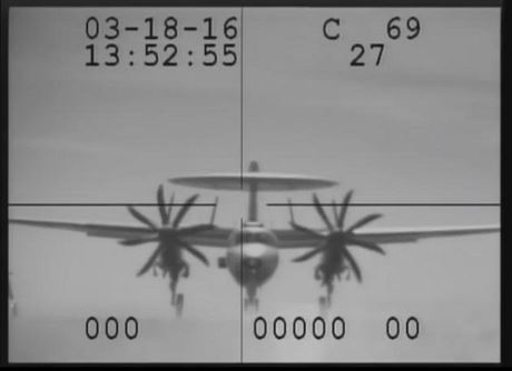 Pistání letounu E-2C Hawkeye na letadlové lodi Dwight D. Eisenhower