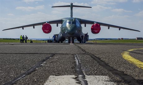 Nový vojenský letoun Embraer KC-390 na letiti Aera vodochody (16.7.2016).