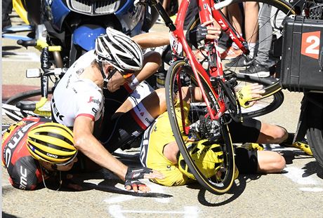 KOLIZE. Chris Froome, Bauke Mollema a Richie Porte na zemi pot, co narazili do...