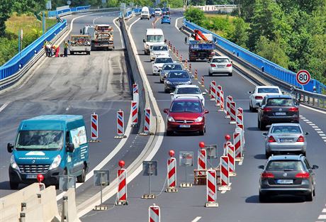 Jednou z komplikací na silnicích regionu je souasná oprava mostu na dálnici D6...