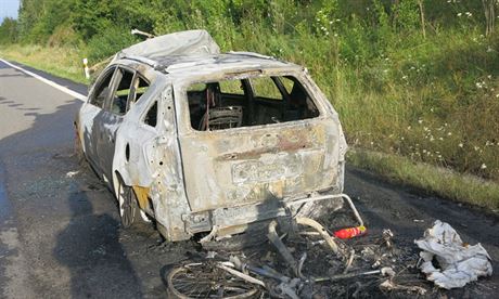 Ohe zcela zniil automobil. Lidské ivoty si ale natstí nevyádal.