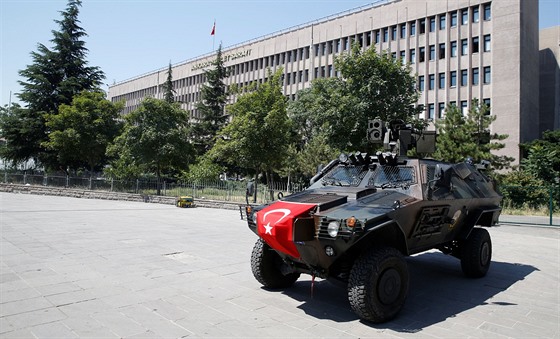 Vozidlo tureckých speciálních jednotek ped justiním palácem v Ankae (18....
