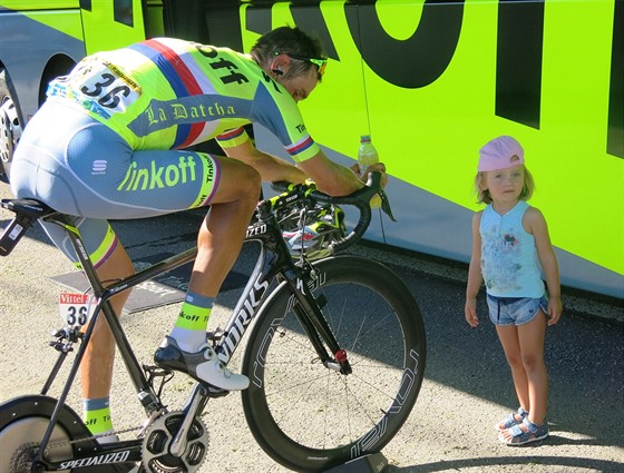 Roman Kreuziger se vyjídí po etap v Bernu. Pihlíí jeho dcera Viktorka.