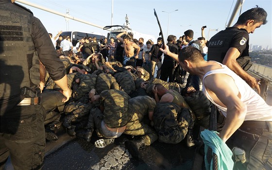 Civilisté bijí na Bosporském most v Istanbulu turecké vojáky, kteí se...