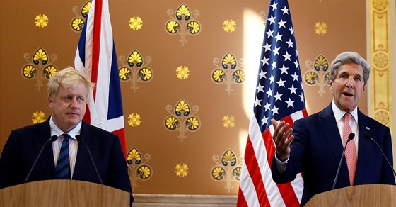 Ministi zahranií Velké Británie a USA: Boris Johnson (vlevo) a John Kerry...