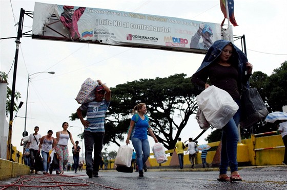 Venezuelané se vrací pes hraniní pechod poté, co si mohli nakoupit v...