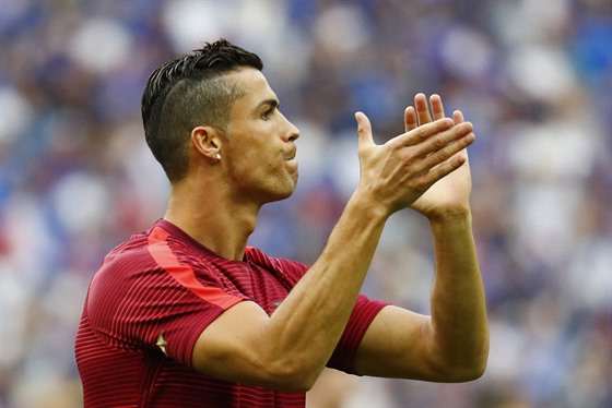 ZATLESKÁM SI - A JDU NA TO. Cristiano Ronaldo ped finálovým zápasem Eura.