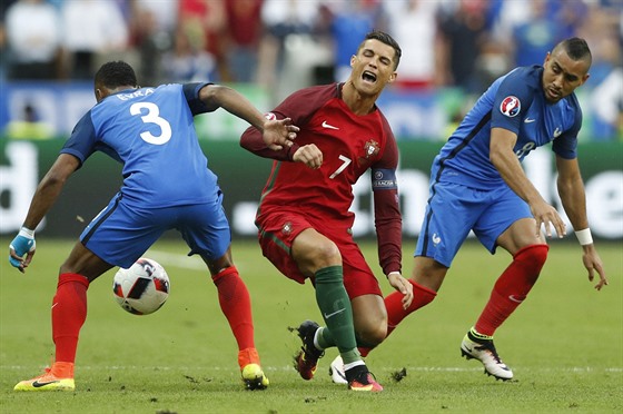OSUDOVÁ CHVÍLE. Cristiano Ronaldo padá po zákroku Payeta. Práv v tu chvíli si...