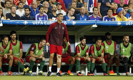 JAKO TRENÉR. Zranný Cristiano Ronaldo hecuje spoluhráe v prodlouení zápasu s...