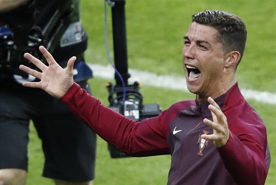 TAK PECE JEN RADOST. Cristiano Ronaldo proil vtinu finálového zápasu na...