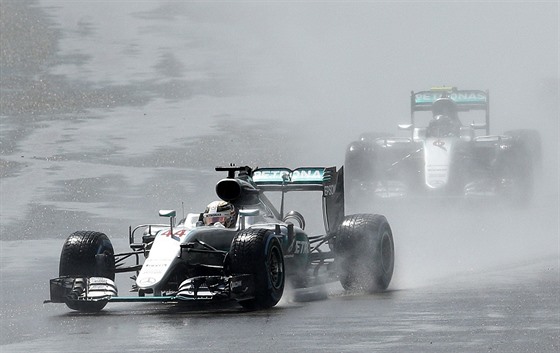Domácí jezdec Lewis Hamilton bhem Velké ceny Británie, kterou provázelo...