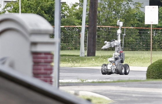 Policie nasadila pi pátením zásahu proti stelci z Dallasu robota 8. ervence...