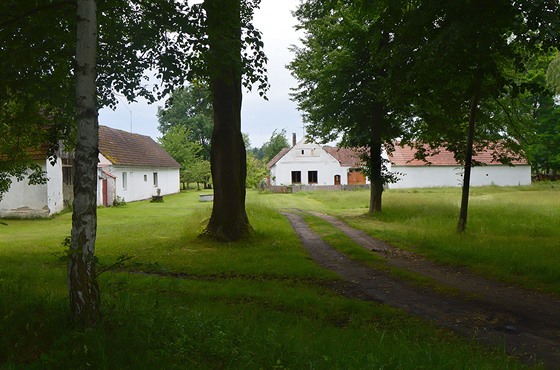 Po trase jsou nádherné staroeské venkovské usedlosti.