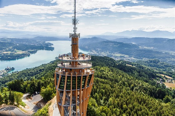 Vyhlídková v Pyramidenkogel má nyní o prázdninách oteveno denn od 9.00 do 21.00 hodin.