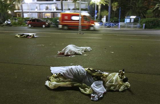 Tla na promenád v Nice, kde vjelo ve tvrtek veer do davu lidí oslavujících...