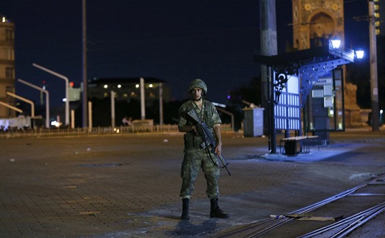 Jeden z tureckých voják poblí istanbulského námstí Taksim (15. ervence 2016)