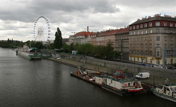 edesátimetrové ruské kolo má vyrst na Hoejím nábeí na praském Smíchov.