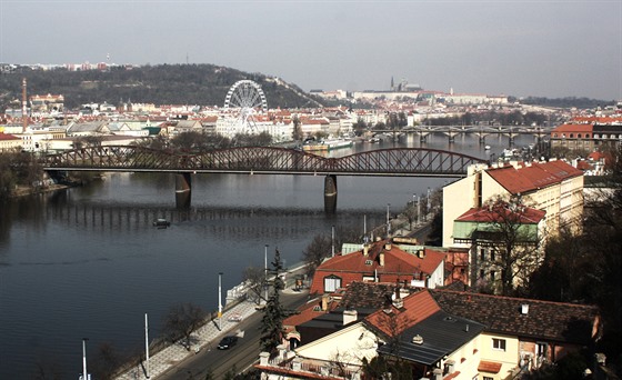 edesátimetrové ruské kolo má vyrst na Hoejím nábeí na praském Smíchov.