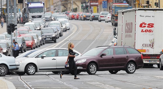 Kolony v centru Plzn. V sadech Ptaticátník zaala oprava autobusových...