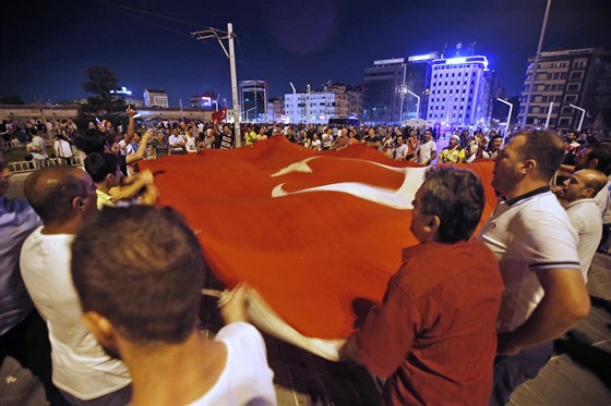 Píznivci tureckého prezidenta Erdogana vyli do ulic Istanbulu na protest...