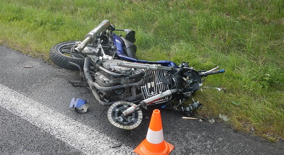Auto, které u Dolních Hoic srazilo motorkáku, zaalo po stetu hoet. ena...