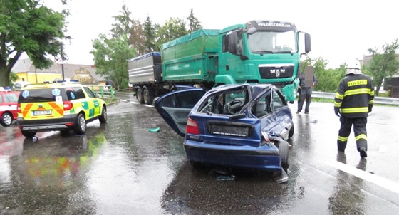 Tragická nehoda se stala v ostré zatáce v obci Lidmovice na Strakonicku. Pi...