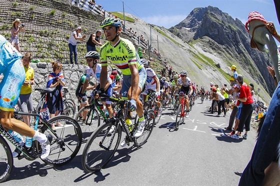 Roman Kreuziger bhem osm etapy Tour de France. Vedle nj v blm dresu...