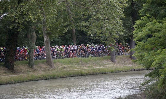 Cyklistick peloton bhem 11. etapy Tour de France.