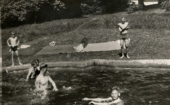 Nám욝, zámecký bazén, léto 1942. Nejstarí koupající se mladík je Karl Anton...