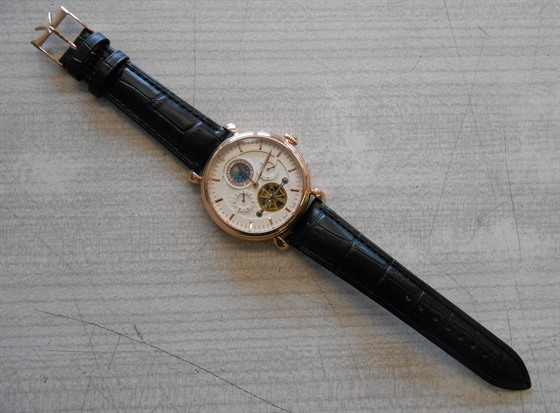 Padlek luxusních hodinek v hodnot 8,5 milionu korun odhalili celníci v Praze...