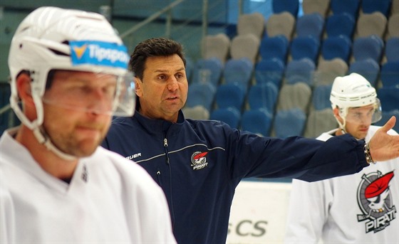 Trenér Vladimír Rika na tréninku hokejist Chomutova.