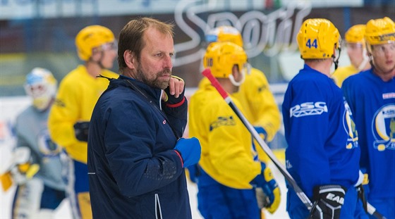 Trenér Rostislav Vlach na tréninku hokejist Zlína.