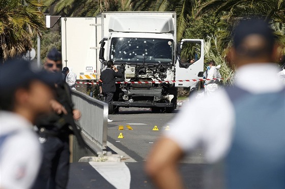 Francouztí policisté hlídkují u Anglické promenády v Nice, kde ozbrojený idi...