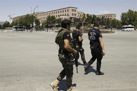 Ped vstupem do budovy generálního tábu v Ankae hlídkují ozbrojenci (17....