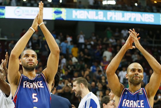 Francouztí basketbalisté Nicolas Batum (vlevo) a Tony Parker slaví postup do...