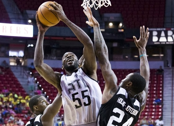 Summer League NBA: Stephane Lasme (v bílém) z Atlanty zakonuje pes Isaiaha...