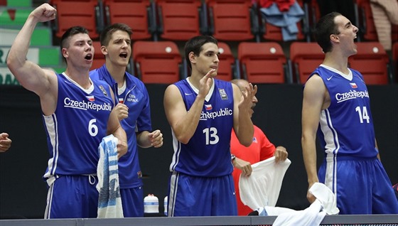 etí juniortí basketbalisté Rostislav Dragoun, Josef Potoek, Filip Kroutil a...