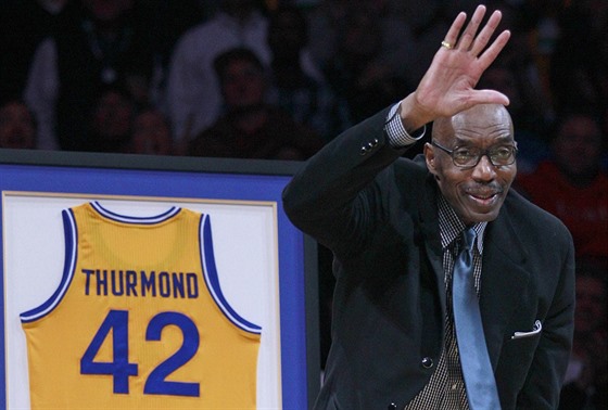 Nate Thurmond v roce 2012 v arén Golden State, u svého dresu íslo 42